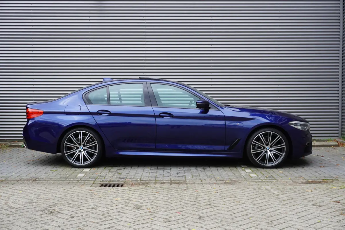 520i M Sportpakket | Elektrisch glazen schuif-/kanteldak | Comfortstoelen voor | BMW Head-Up Display | Exklusivleder 'Nappa' Schwarz | 20 inch LM V-Spaak(styling 759 I) in Ferric Grey
