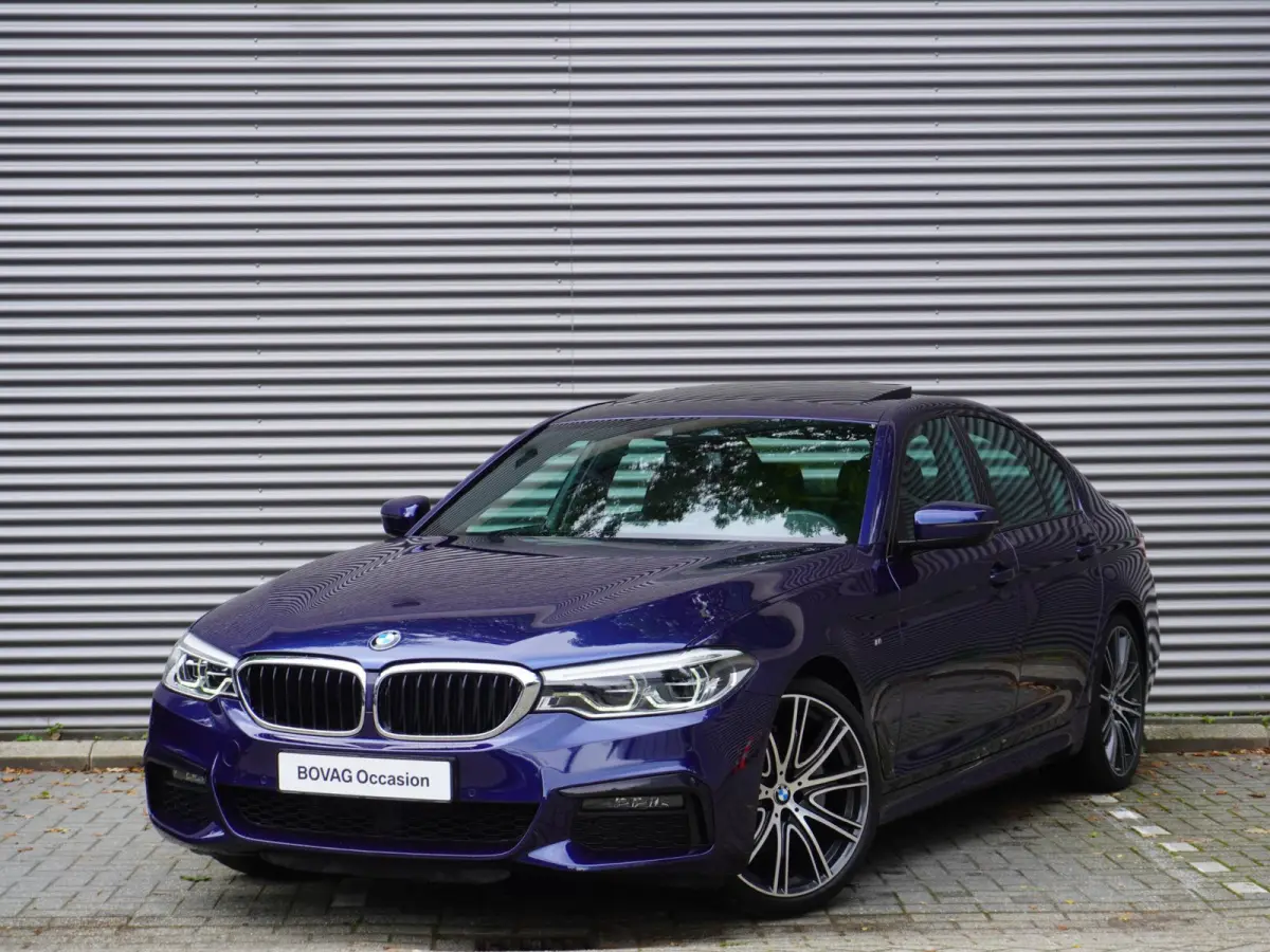 520i M Sportpakket | Elektrisch glazen schuif-/kanteldak | Comfortstoelen voor | BMW Head-Up Display | Exklusivleder 'Nappa' Schwarz | 20 inch LM V-Spaak(styling 759 I) in Ferric Grey