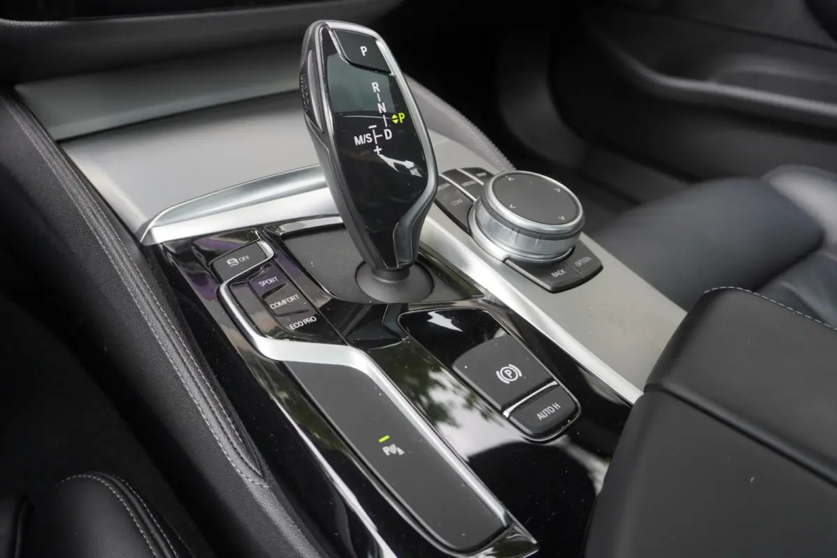 520i M Sportpakket | Elektrisch glazen schuif-/kanteldak | Comfortstoelen voor | BMW Head-Up Display | Exklusivleder 'Nappa' Schwarz | 20 inch LM V-Spaak(styling 759 I) in Ferric Grey