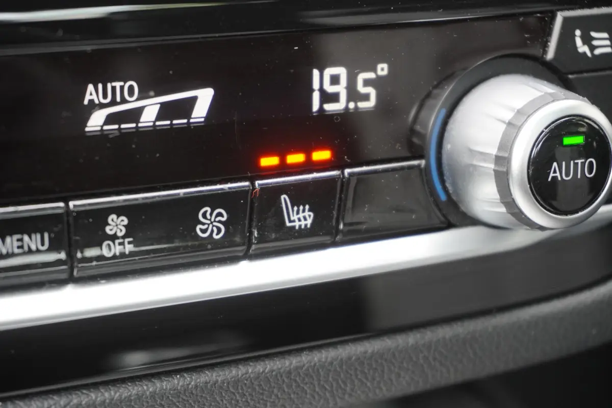 520i M Sportpakket | Elektrisch glazen schuif-/kanteldak | Comfortstoelen voor | BMW Head-Up Display | Exklusivleder 'Nappa' Schwarz | 20 inch LM V-Spaak(styling 759 I) in Ferric Grey