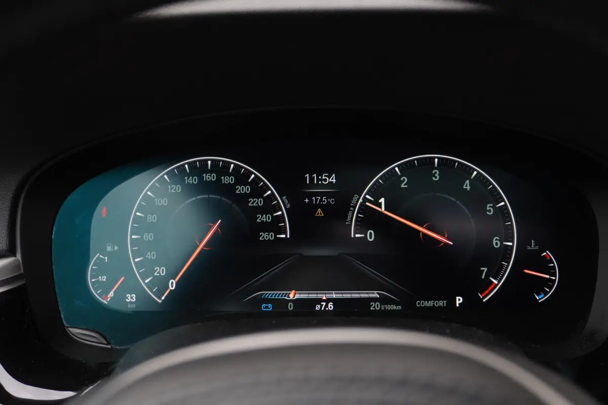 520i M Sportpakket | Elektrisch glazen schuif-/kanteldak | Comfortstoelen voor | BMW Head-Up Display | Exklusivleder 'Nappa' Schwarz | 20 inch LM V-Spaak(styling 759 I) in Ferric Grey