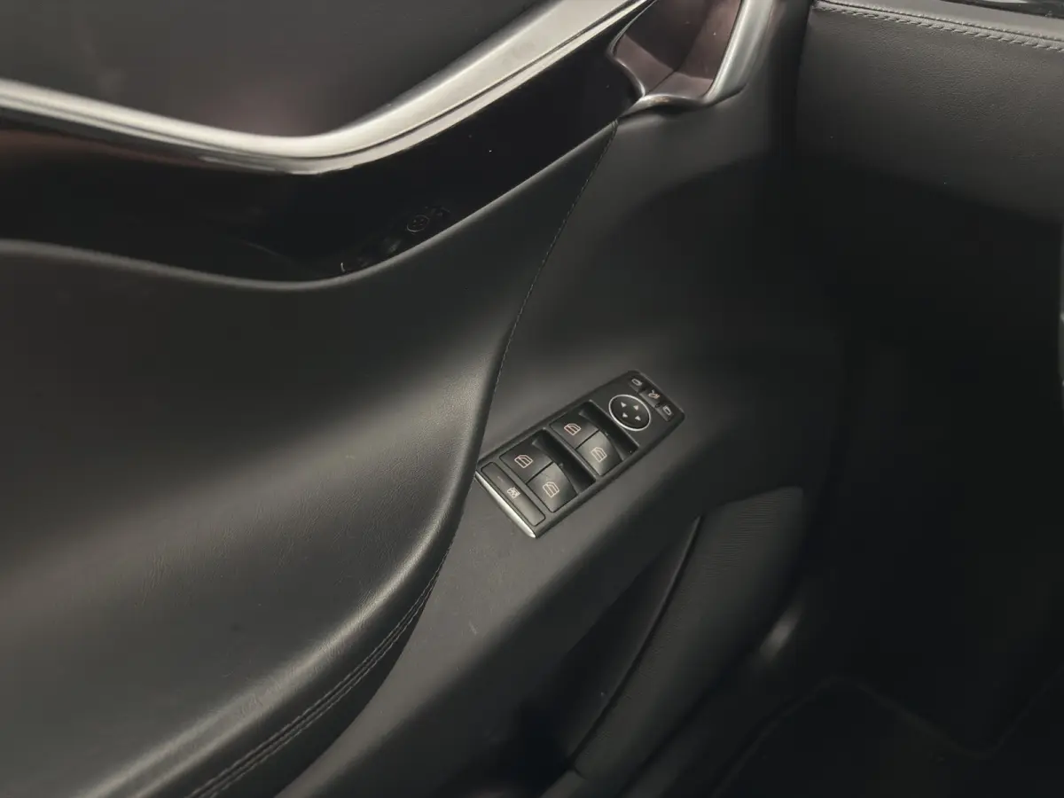 75D Base [ 7-Pers. ] [3-Fase-17kW] {SoH-84%} (INCL-BTW) Aut. *PANO-WINDOW | AUTOPILOT | LEATHER-FABRIC | NAVI-FULLMAP | FULL-LED | AIRSUSPENSION | DIGI-COCKPIT | CCS-FASTLOADER | KEYLESS | D
