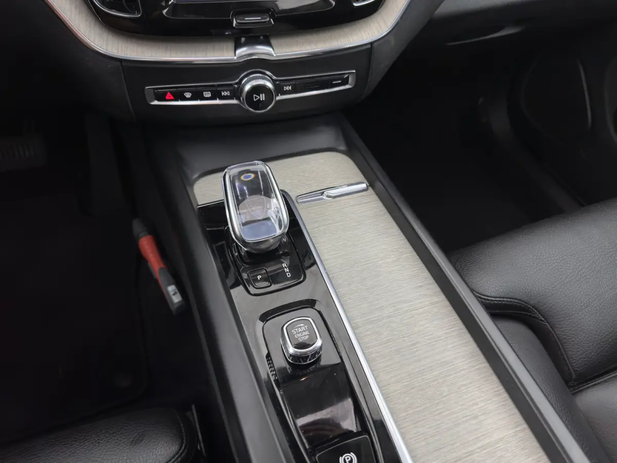 2.0 T8 AWD Inscription (Plug-In) *PANO | LEATHER | FULL-LED | MEMORY-PACK | HARMAN/KARDON-AUDIO | CAMERA | HEATED-CONTOURSEATS | DIGI-COCKPIT | NAVI-FULLMAP | PRIVACYGLASS | ECC | PDC | CRUI
