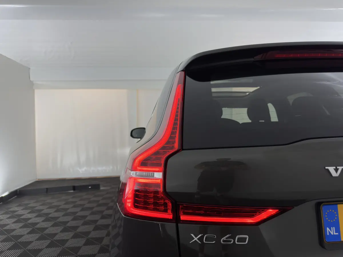 2.0 T8 AWD Inscription (Plug-In) *PANO | LEATHER | FULL-LED | MEMORY-PACK | HARMAN/KARDON-AUDIO | CAMERA | HEATED-CONTOURSEATS | DIGI-COCKPIT | NAVI-FULLMAP | PRIVACYGLASS | ECC | PDC | CRUI