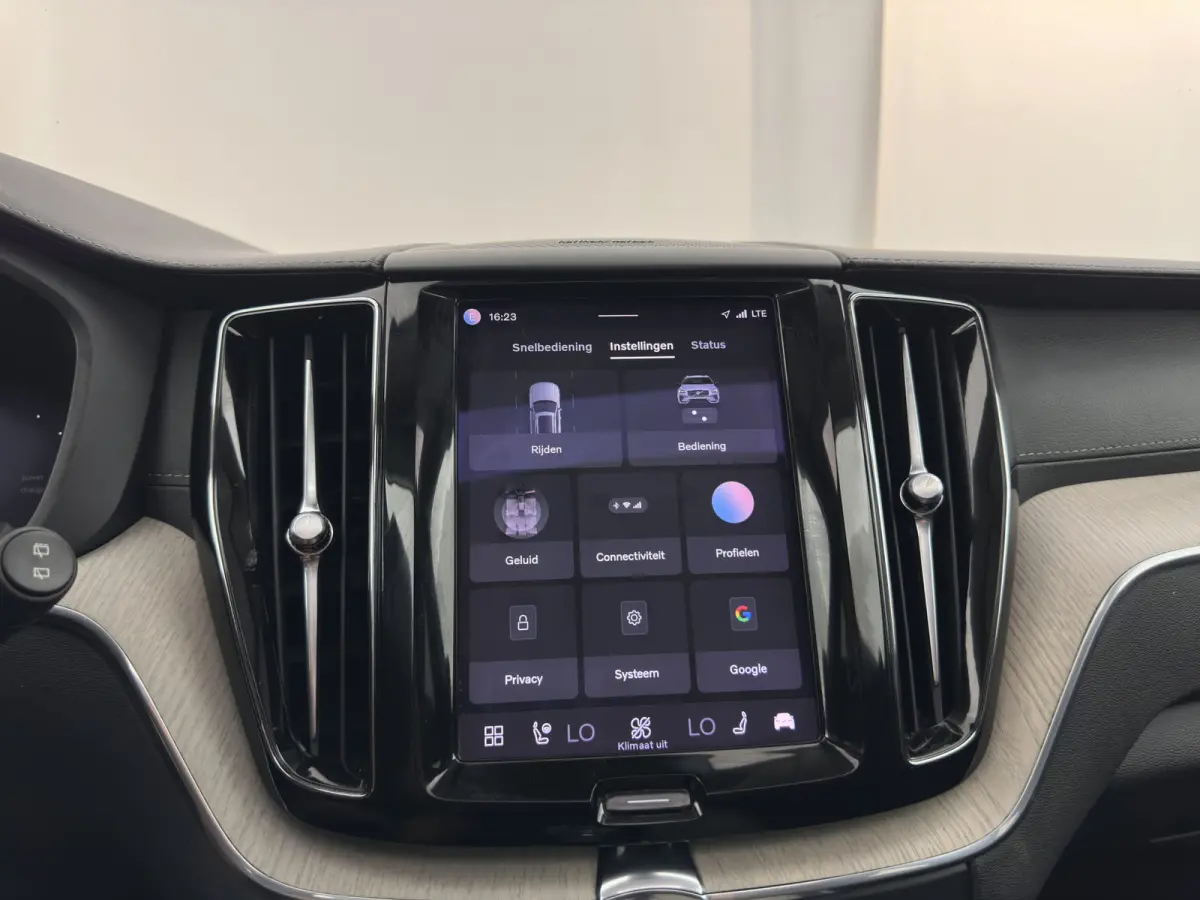 2.0 T8 AWD Inscription (Plug-In) *PANO | LEATHER | FULL-LED | MEMORY-PACK | HARMAN/KARDON-AUDIO | CAMERA | HEATED-CONTOURSEATS | DIGI-COCKPIT | NAVI-FULLMAP | PRIVACYGLASS | ECC | PDC | CRUI
