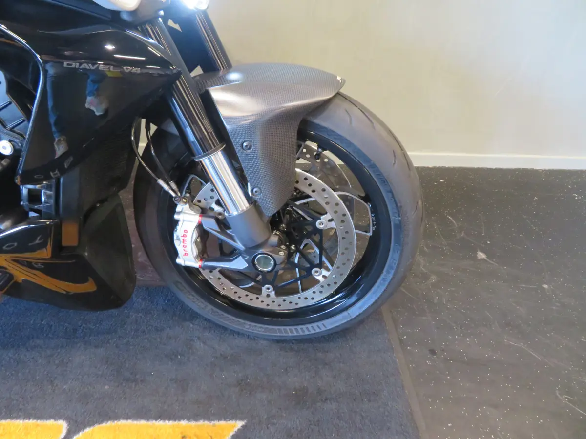 V4 BLACK! NIEUWSTAAT!