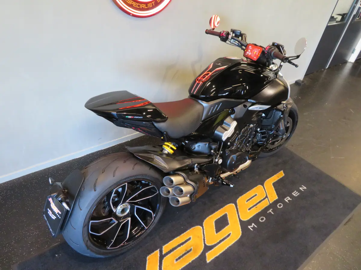 V4 BLACK! NIEUWSTAAT!