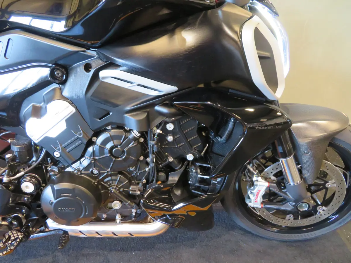 V4 BLACK! NIEUWSTAAT!