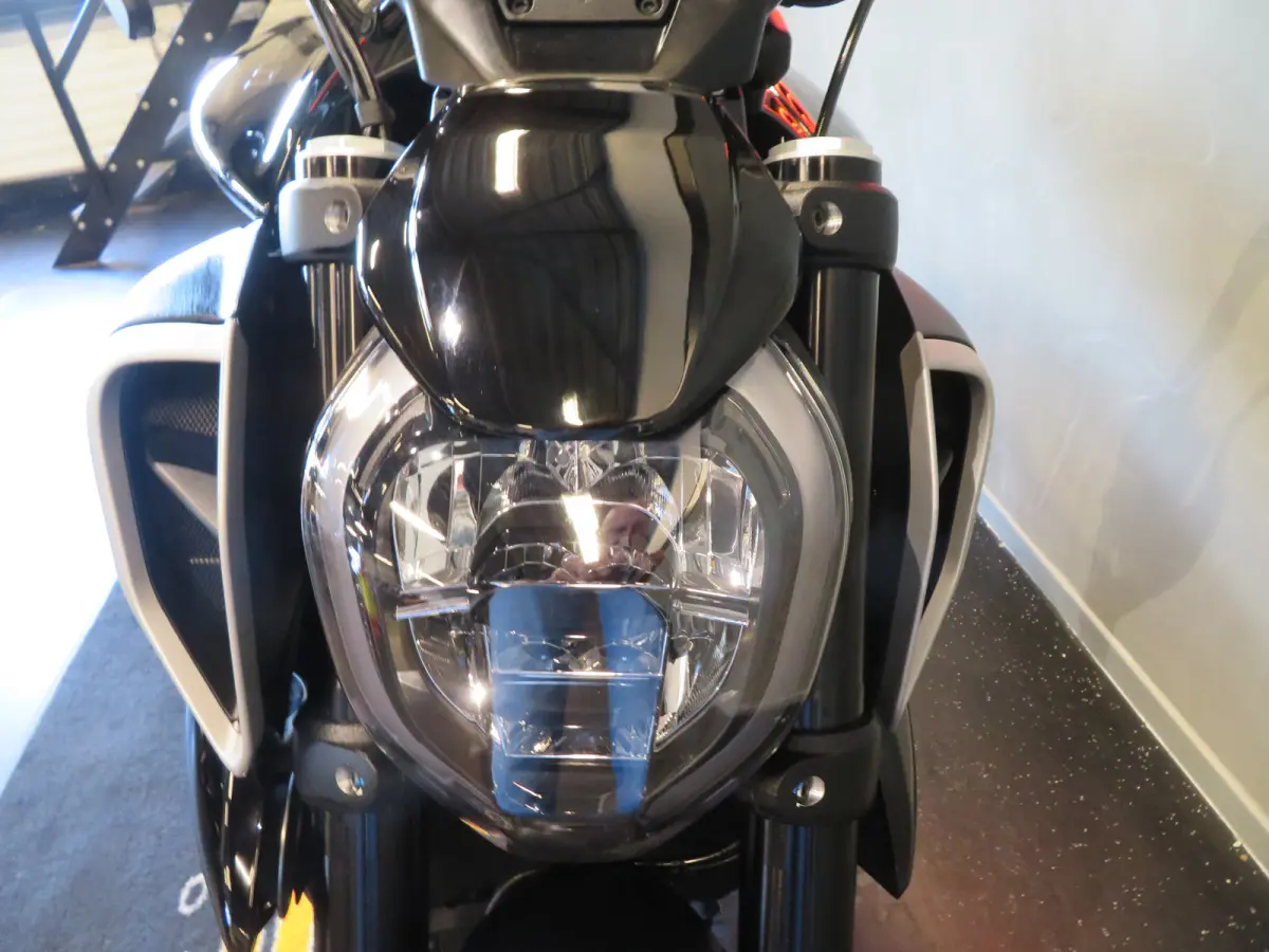 V4 BLACK! NIEUWSTAAT!