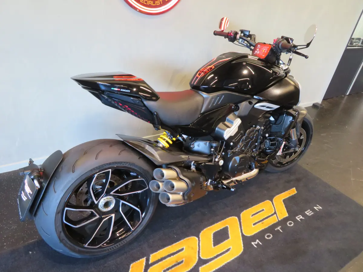 V4 BLACK! NIEUWSTAAT!