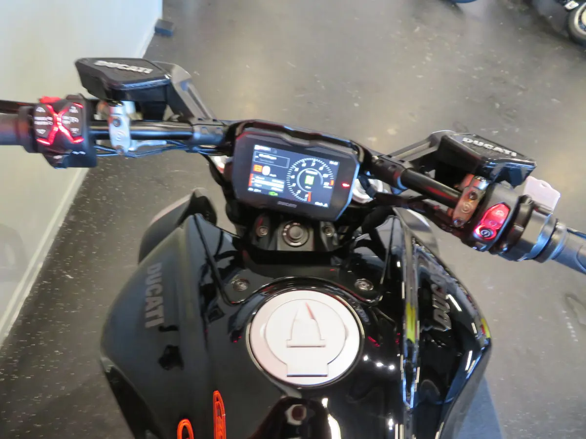 V4 BLACK! NIEUWSTAAT!
