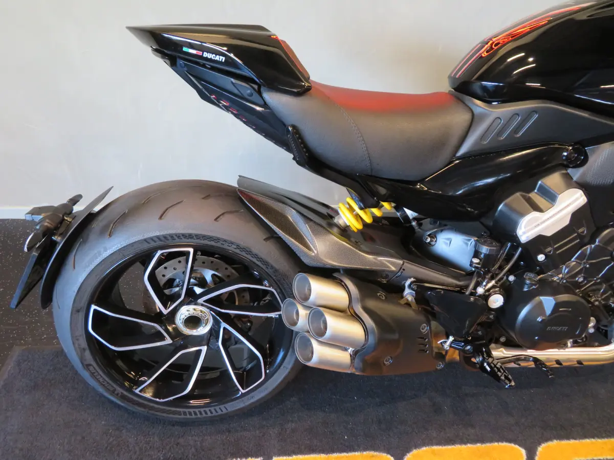 V4 BLACK! NIEUWSTAAT!