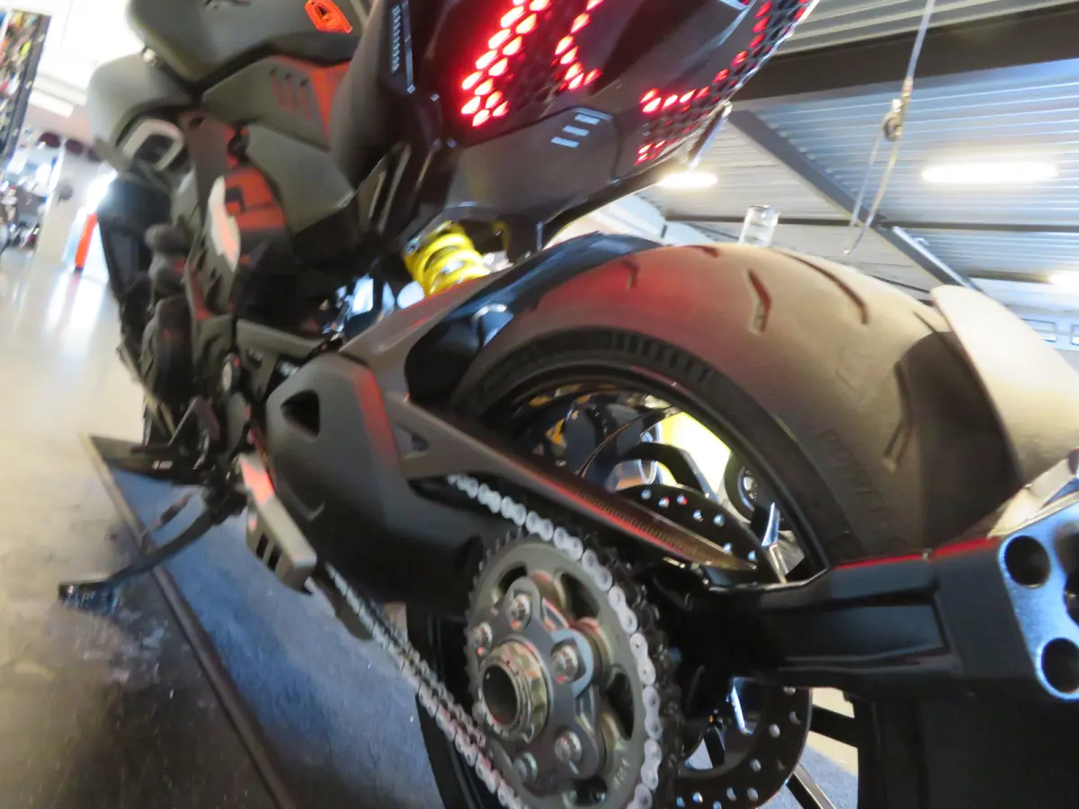 V4 BLACK! NIEUWSTAAT!