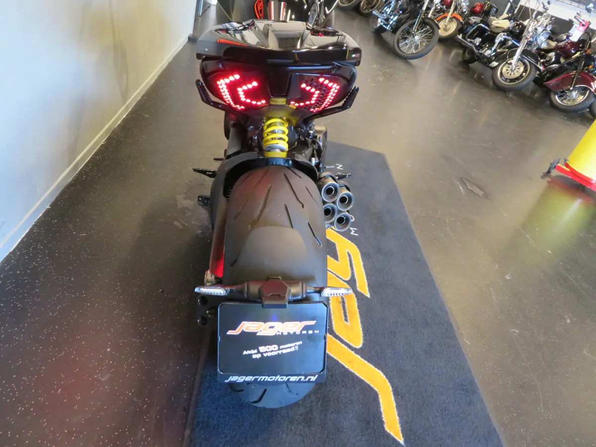 V4 BLACK! NIEUWSTAAT!