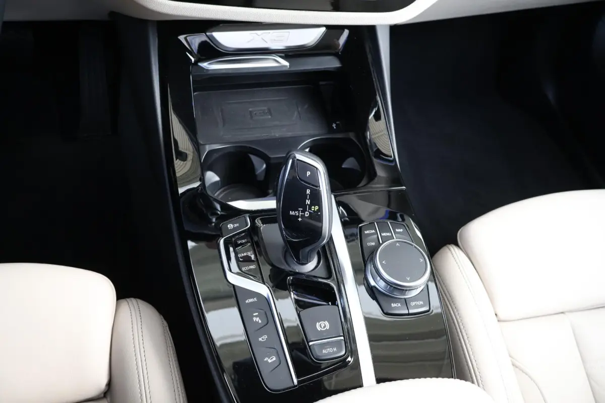 xDrive30e High Executive | Panorama Dak | Stuur & Stoelverwarming Voor en Achter | Parking Assistant Plus | Driving Assistant Plus | Harman Kardon | Elektr. Stoelen |