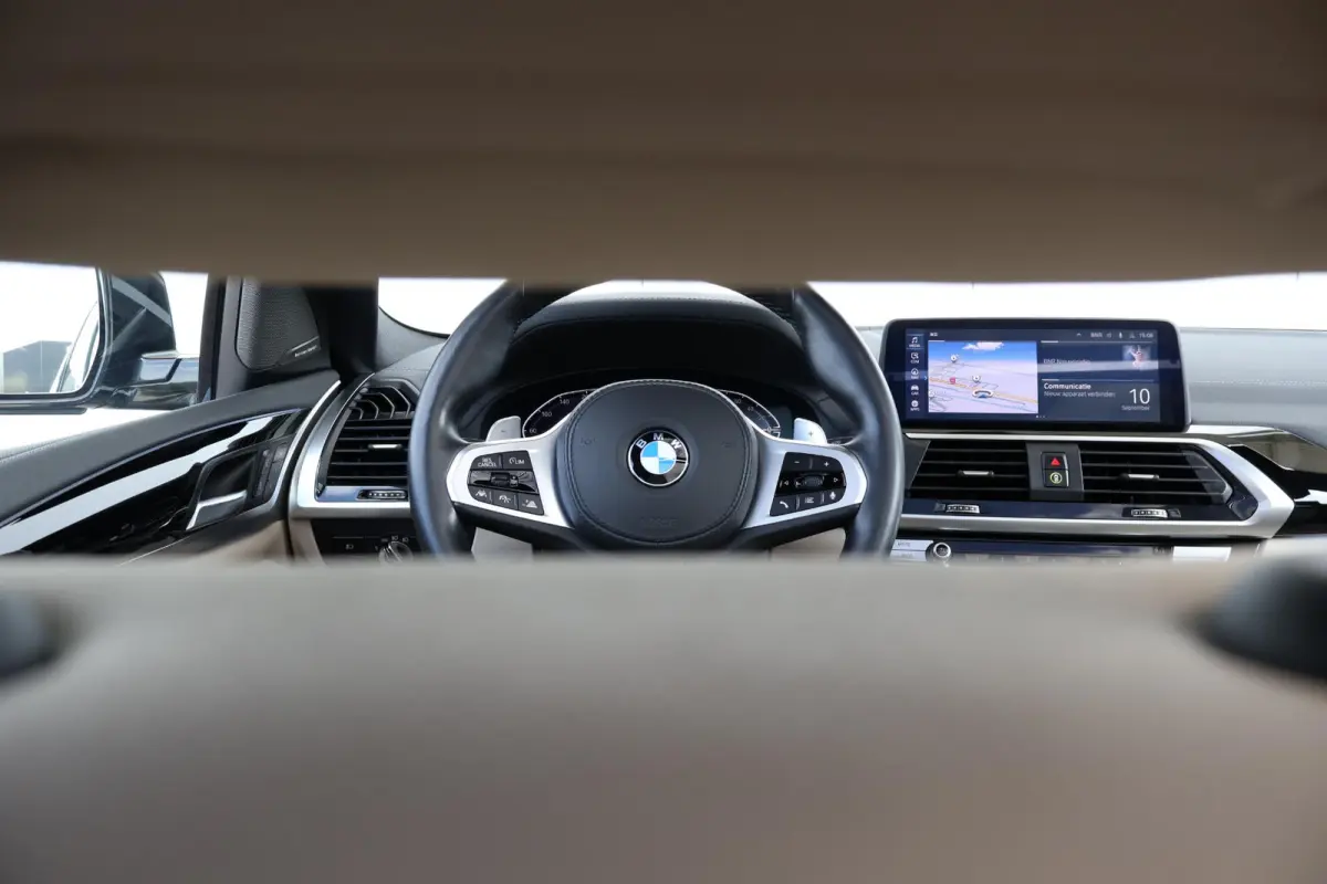xDrive30e High Executive | Panorama Dak | Stuur & Stoelverwarming Voor en Achter | Parking Assistant Plus | Driving Assistant Plus | Harman Kardon | Elektr. Stoelen |