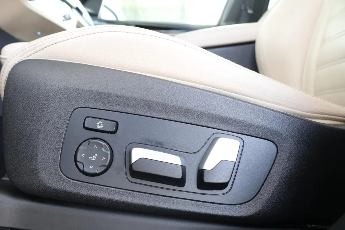 xDrive30e High Executive | Panorama Dak | Stuur & Stoelverwarming Voor en Achter | Parking Assistant Plus | Driving Assistant Plus | Harman Kardon | Elektr. Stoelen |