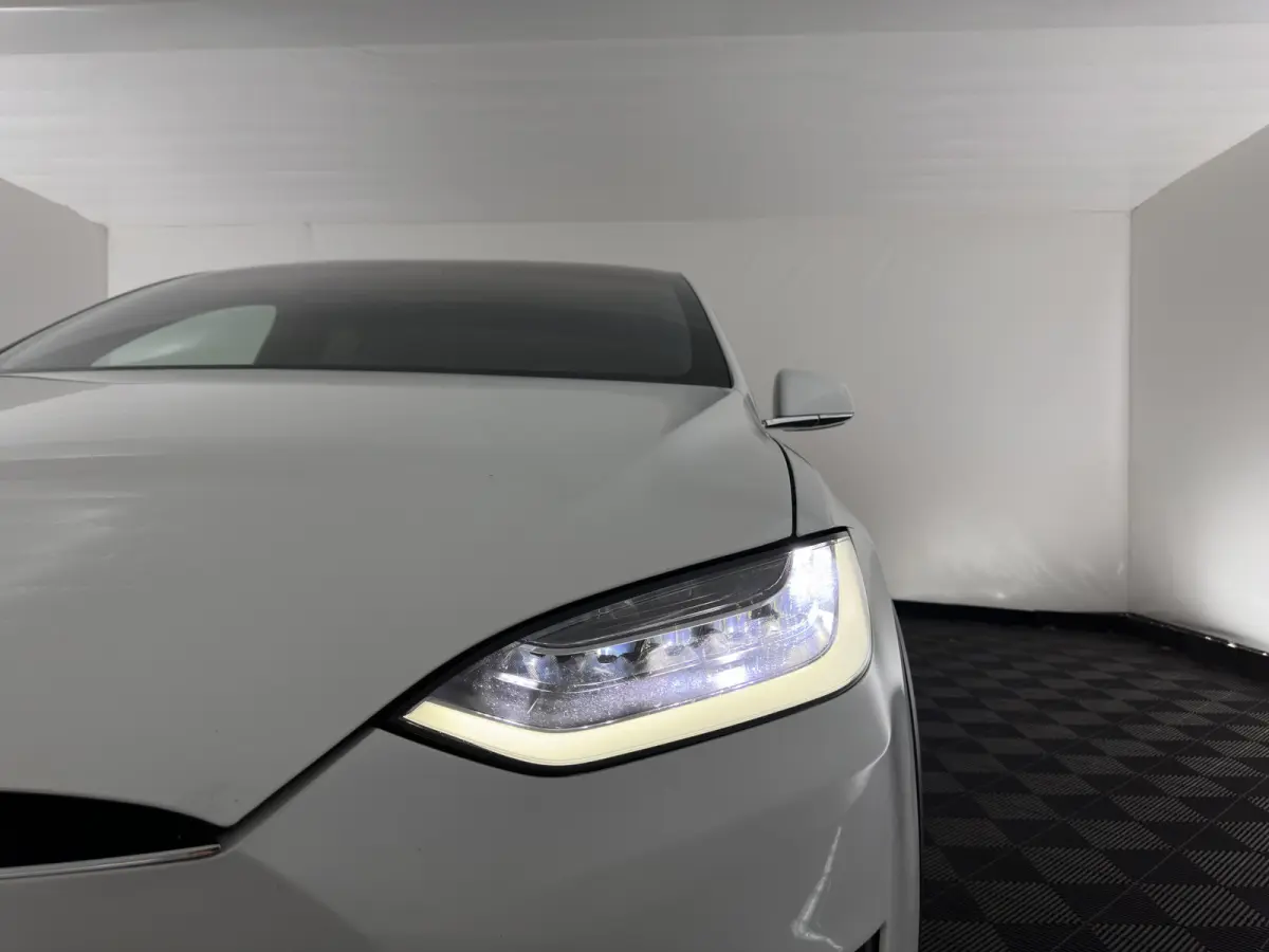 90D Base [3-Fase-17kW] {SoH-87%} (INCL-BTW) Aut. *PANO-WINDOW | AUTOPILOT | LEATHER | NAVI-FULLMAP | FULL-LED | AIRSUSPENSION | DIGI-COCKPIT | CCS-FASTLOADER | KEYLESS | DAB+ | HEATED-SPORTS