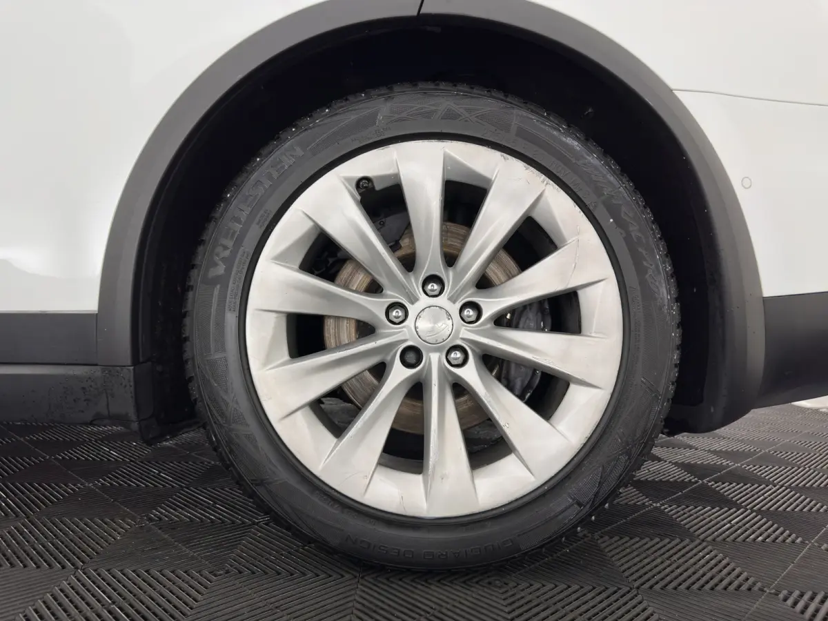 90D Base [3-Fase-17kW] {SoH-87%} (INCL-BTW) Aut. *PANO-WINDOW | AUTOPILOT | LEATHER | NAVI-FULLMAP | FULL-LED | AIRSUSPENSION | DIGI-COCKPIT | CCS-FASTLOADER | KEYLESS | DAB+ | HEATED-SPORTS