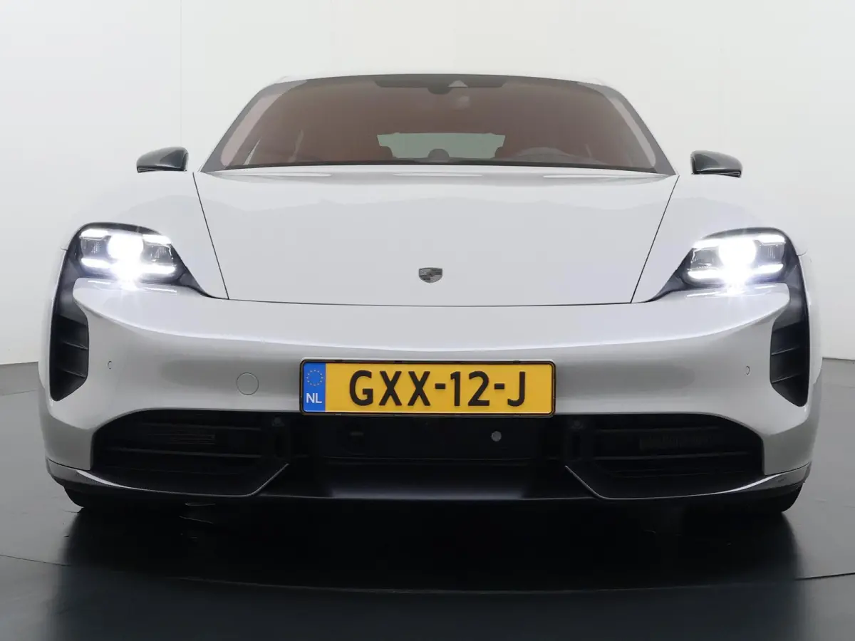 Turbo 93 kWh VAN:89.900,- VOOR:84.877 ,- UW HERFSTVOORDEEL:5.023,- SOH 91% | SPORT CHRONO | HEAD-UP | CARBON PAKKET | ALCANTARA STOELEN + HEMEL | DUAL SCHERM | PSCB KERAMISCH GECOATE REMMEN 