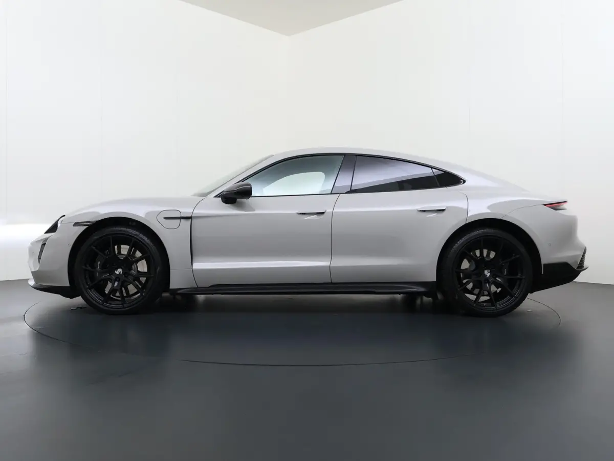 Turbo 93 kWh VAN:89.900,- VOOR:84.877 ,- UW HERFSTVOORDEEL:5.023,- SOH 91% | SPORT CHRONO | HEAD-UP | CARBON PAKKET | ALCANTARA STOELEN + HEMEL | DUAL SCHERM | PSCB KERAMISCH GECOATE REMMEN 