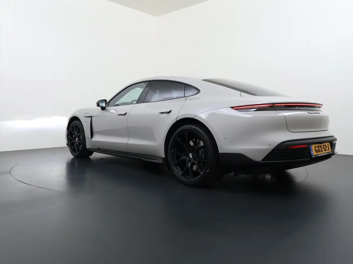 Turbo 93 kWh VAN:89.900,- VOOR:84.877 ,- UW HERFSTVOORDEEL:5.023,- SOH 91% | SPORT CHRONO | HEAD-UP | CARBON PAKKET | ALCANTARA STOELEN + HEMEL | DUAL SCHERM | PSCB KERAMISCH GECOATE REMMEN 