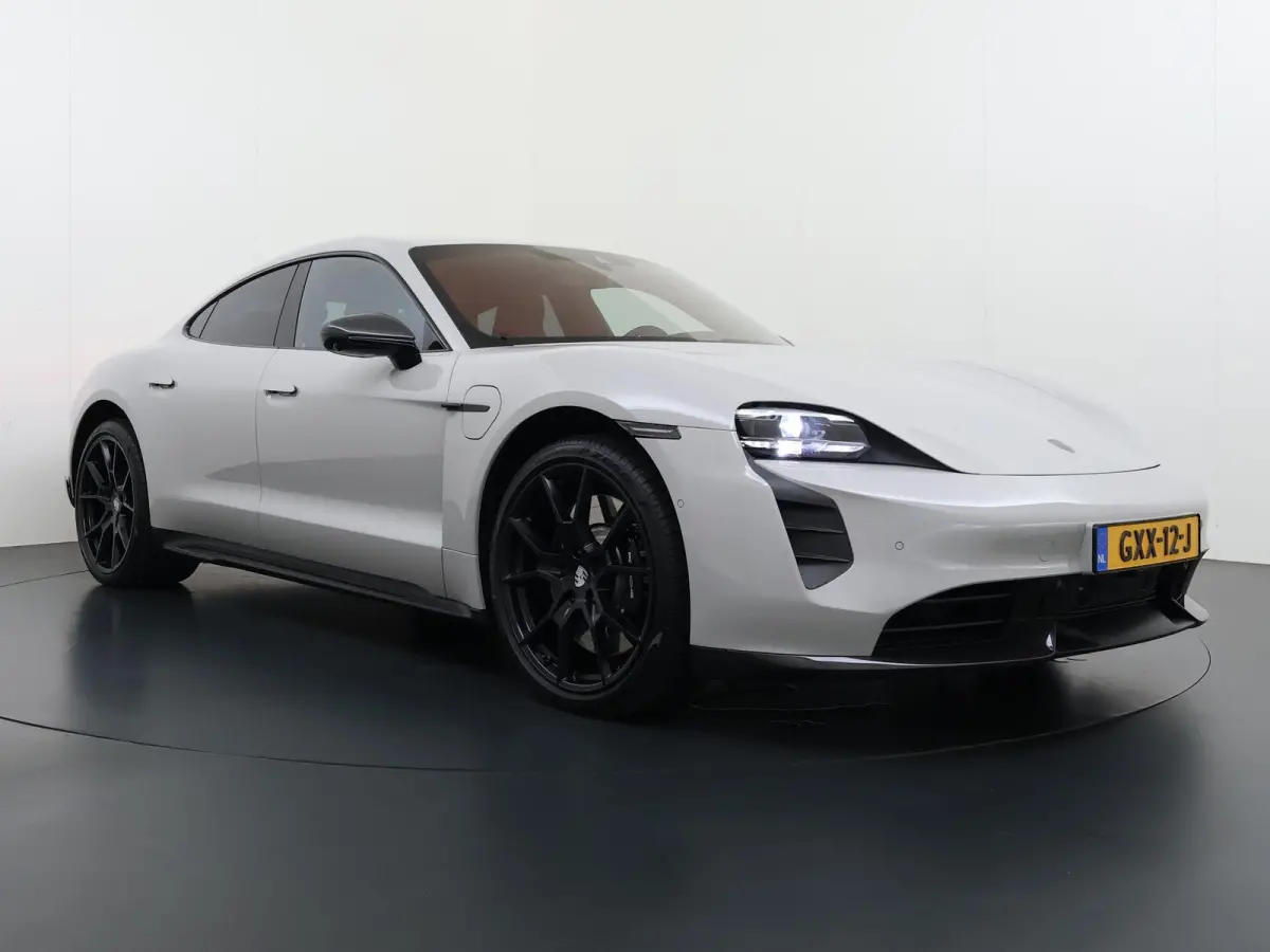 Turbo 93 kWh VAN:89.900,- VOOR:84.877 ,- UW HERFSTVOORDEEL:5.023,- SOH 91% | SPORT CHRONO | HEAD-UP | CARBON PAKKET | ALCANTARA STOELEN + HEMEL | DUAL SCHERM | PSCB KERAMISCH GECOATE REMMEN 