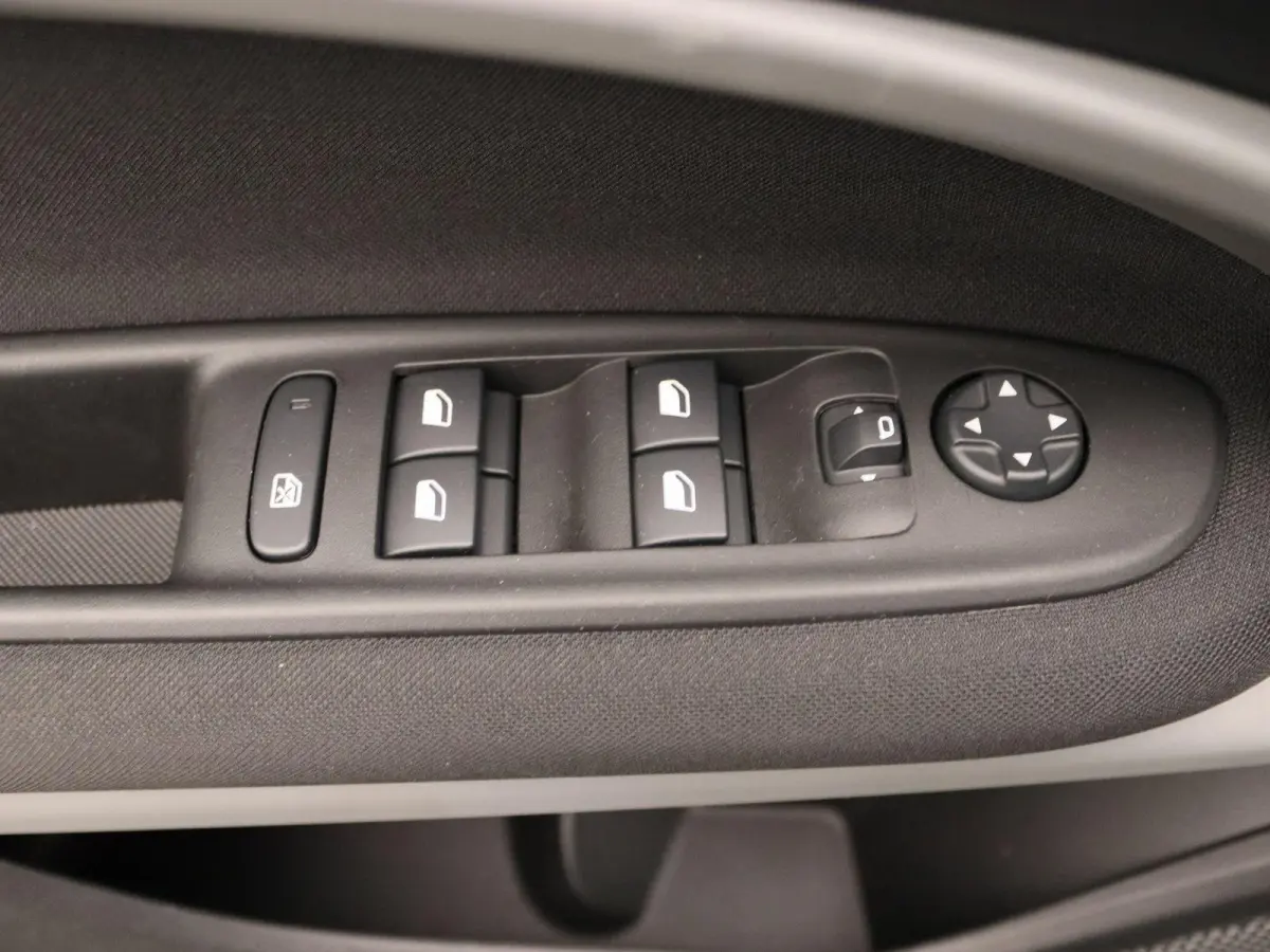 1.2 e-Hybrid Longitude | Apple Carplay/Android Auto | Climate Control | Cruise Control | Lichtmetalen Velgen |
