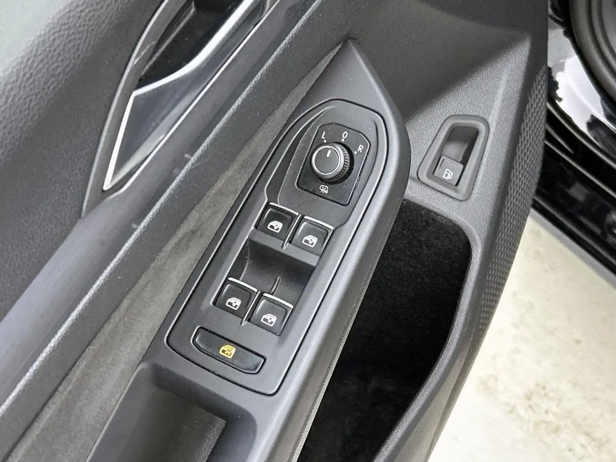 1.4 eHybrid Style | APPLE CARPLAY | ANDROID AUTO | ACHTERUITRIJCAMERA | STOELVERWARMING | STUURVERWARMING | SFEERVERLICHTING | IQ LIGHT VOOR | LICHTMETALEN VELGEN | COMFORT STOELEN | DAB RAD