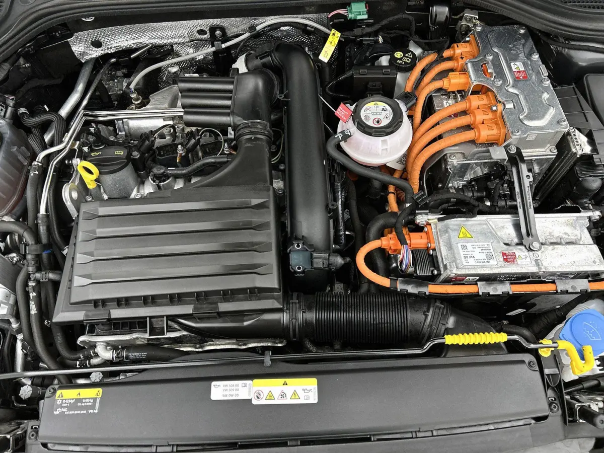 1.4 eHybrid Style | APPLE CARPLAY | ANDROID AUTO | ACHTERUITRIJCAMERA | STOELVERWARMING | STUURVERWARMING | SFEERVERLICHTING | IQ LIGHT VOOR | LICHTMETALEN VELGEN | COMFORT STOELEN | DAB RAD