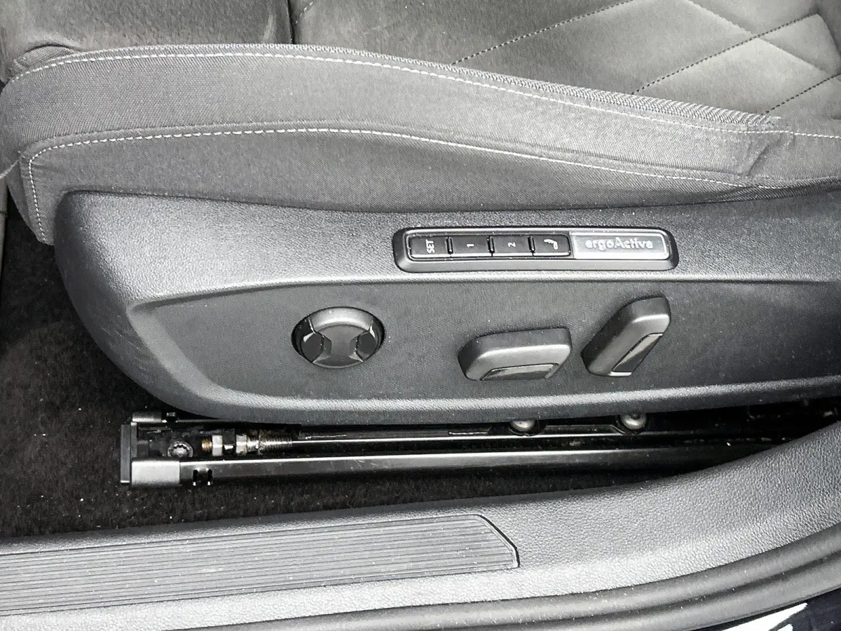 1.4 eHybrid Style | APPLE CARPLAY | ANDROID AUTO | ACHTERUITRIJCAMERA | STOELVERWARMING | STUURVERWARMING | SFEERVERLICHTING | IQ LIGHT VOOR | LICHTMETALEN VELGEN | COMFORT STOELEN | DAB RAD