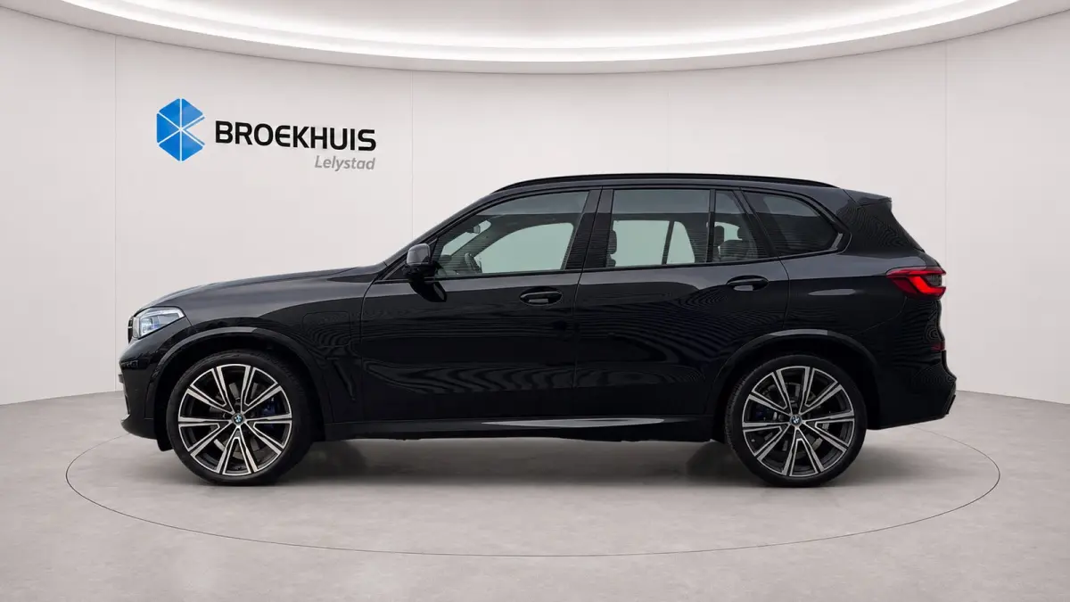 XDRIVE45E 394PK HIGH EXECUTIVE M-SPORT AUTOMAAT / NAVI / LEDER / LASER-LED / CLIMA / 22" LMV / KEYLESS / CAMERA / LUCHTVERING / HARMAN KARDON / ADAPT. CRUISECONTROL / WINTERPAKKET !!
