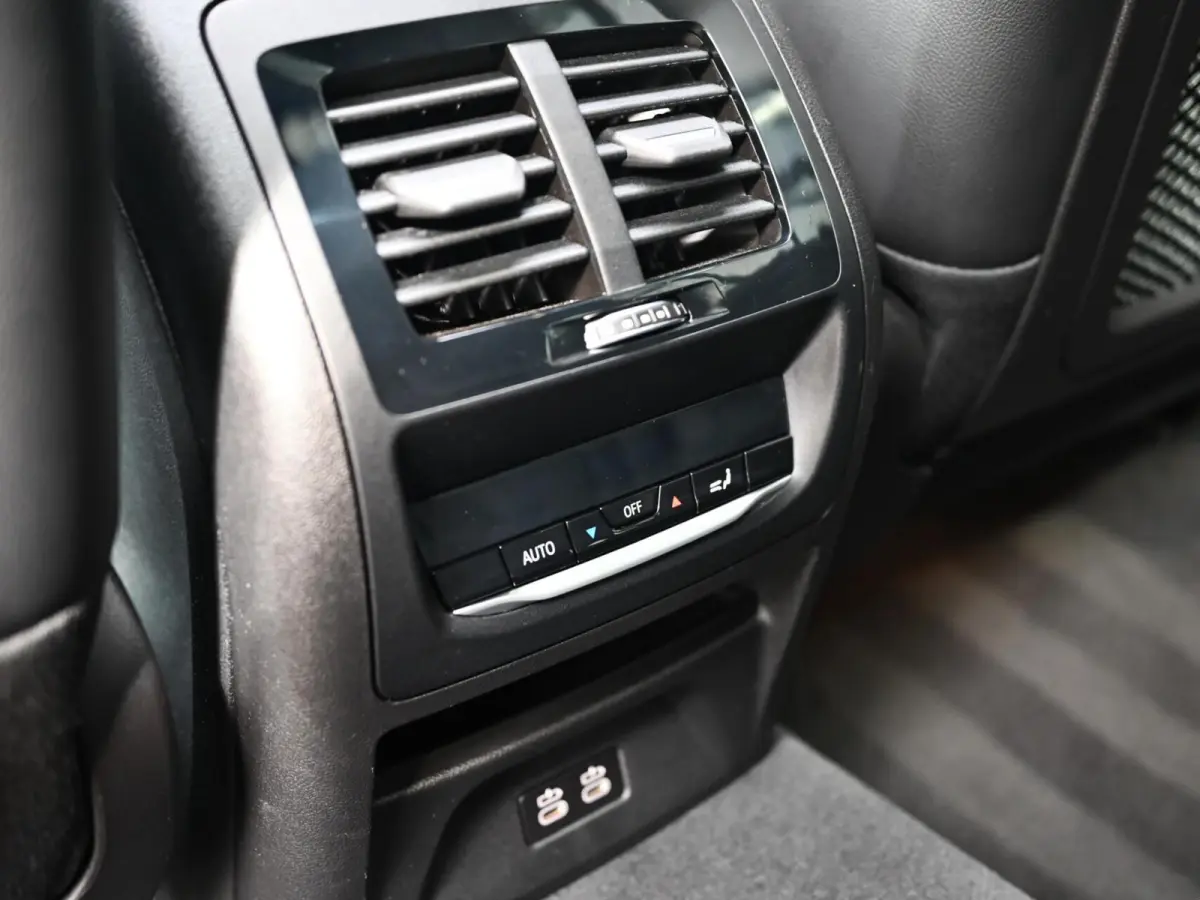 xDrive30e M-Sport Shadow Line | Pano | 360 | Laser Led | Vernasca Leder | Carplay / Android | Trekhaak | Stuurwielverwarming | Stoelverwarming | Keyless | Head-Up | Cruise | Digital Dash | S