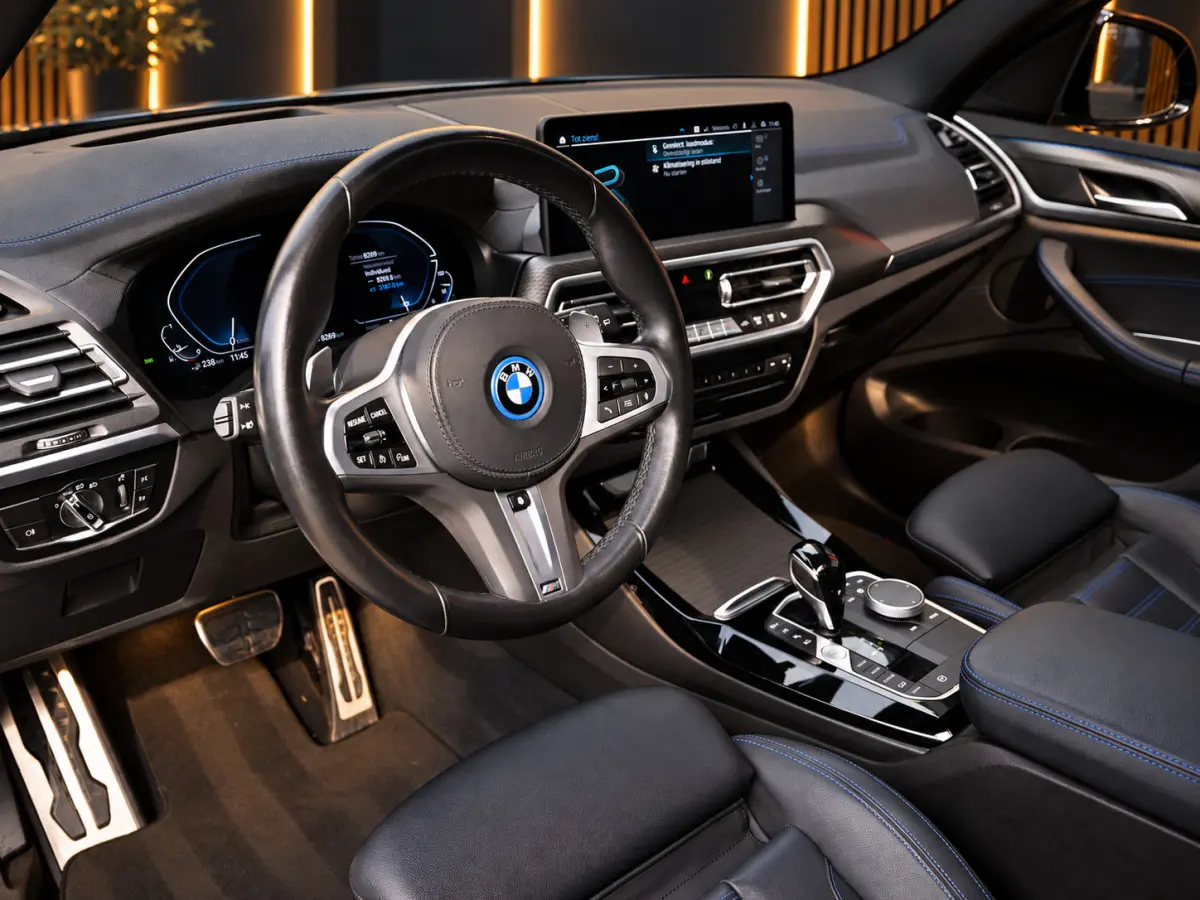 xDrive30e M-Sport Shadow Line | Pano | 360 | Laser Led | Vernasca Leder | Carplay / Android | Trekhaak | Stuurwielverwarming | Stoelverwarming | Keyless | Head-Up | Cruise | Digital Dash | S