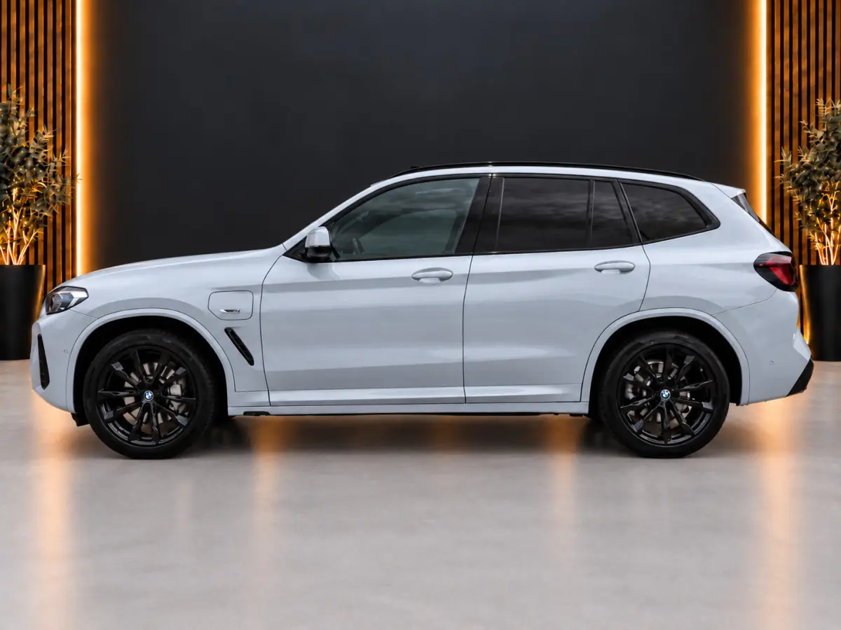 xDrive30e M-Sport Shadow Line | Pano | 360 | Laser Led | Vernasca Leder | Carplay / Android | Trekhaak | Stuurwielverwarming | Stoelverwarming | Keyless | Head-Up | Cruise | Digital Dash | S