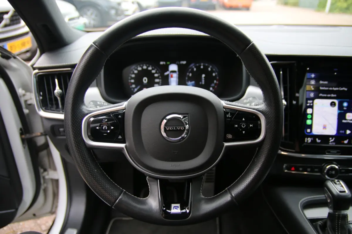 2.0 T4 R Design | Pano | Trekhaak | Apple carplay | Pilot assist |
