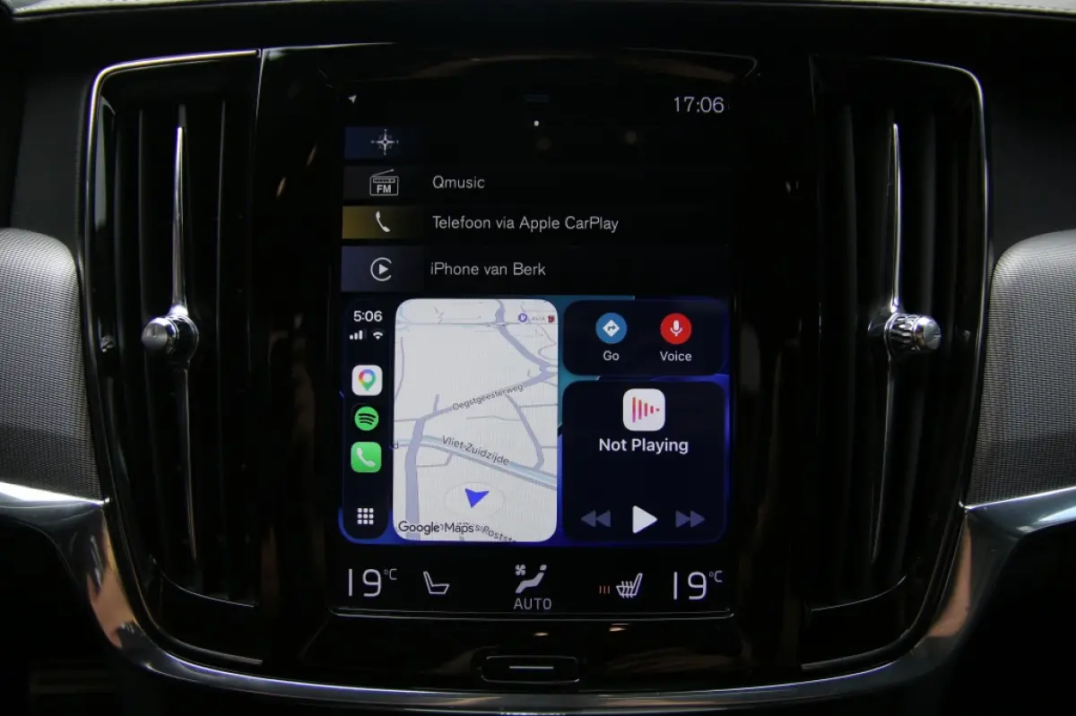 2.0 T4 R Design | Pano | Trekhaak | Apple carplay | Pilot assist |