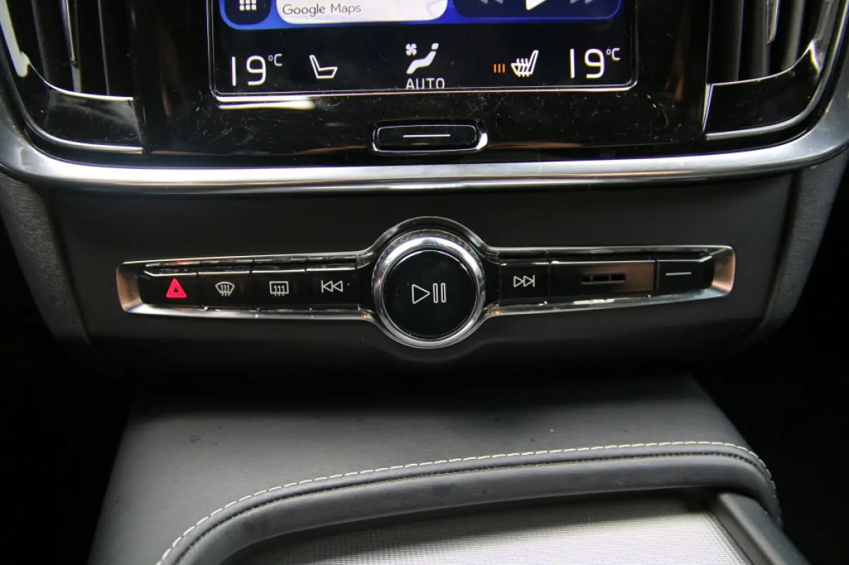 2.0 T4 R Design | Pano | Trekhaak | Apple carplay | Pilot assist |