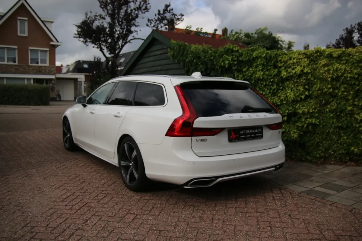 2.0 T4 R Design | Pano | Trekhaak | Apple carplay | Pilot assist |