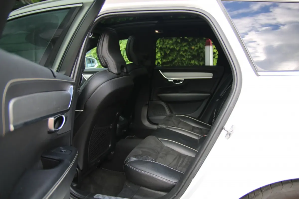 2.0 T4 R Design | Pano | Trekhaak | Apple carplay | Pilot assist |