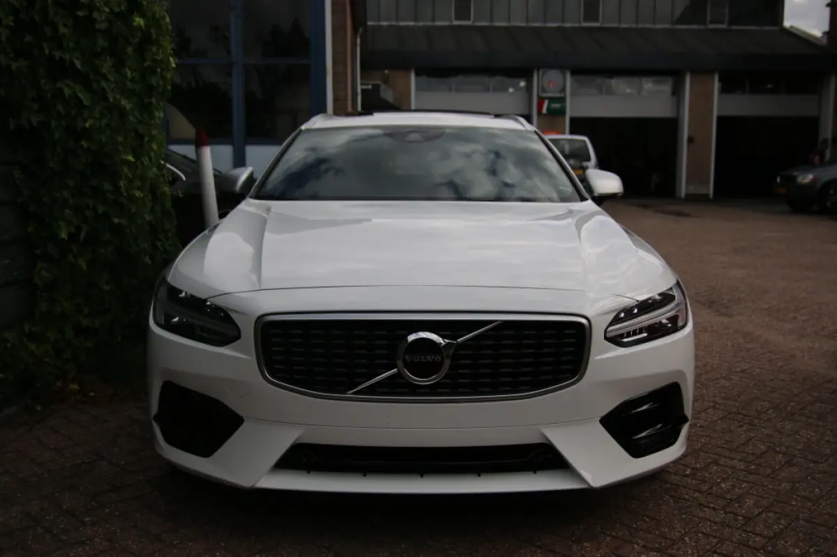 2.0 T4 R Design | Pano | Trekhaak | Apple carplay | Pilot assist |
