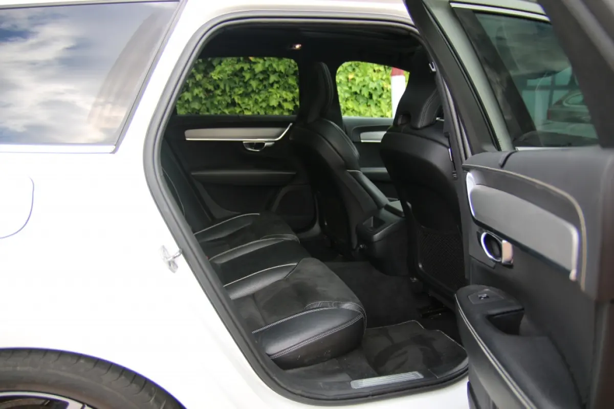 2.0 T4 R Design | Pano | Trekhaak | Apple carplay | Pilot assist |