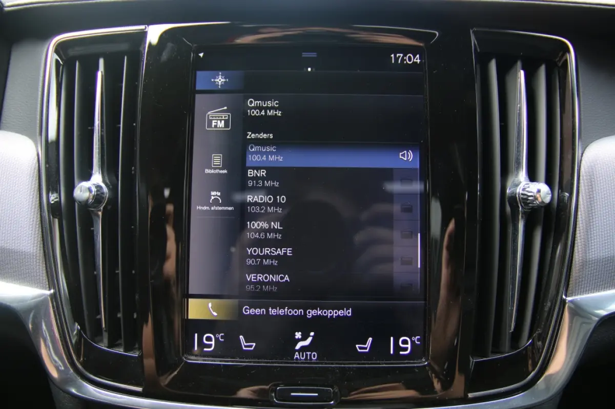 2.0 T4 R Design | Pano | Trekhaak | Apple carplay | Pilot assist |