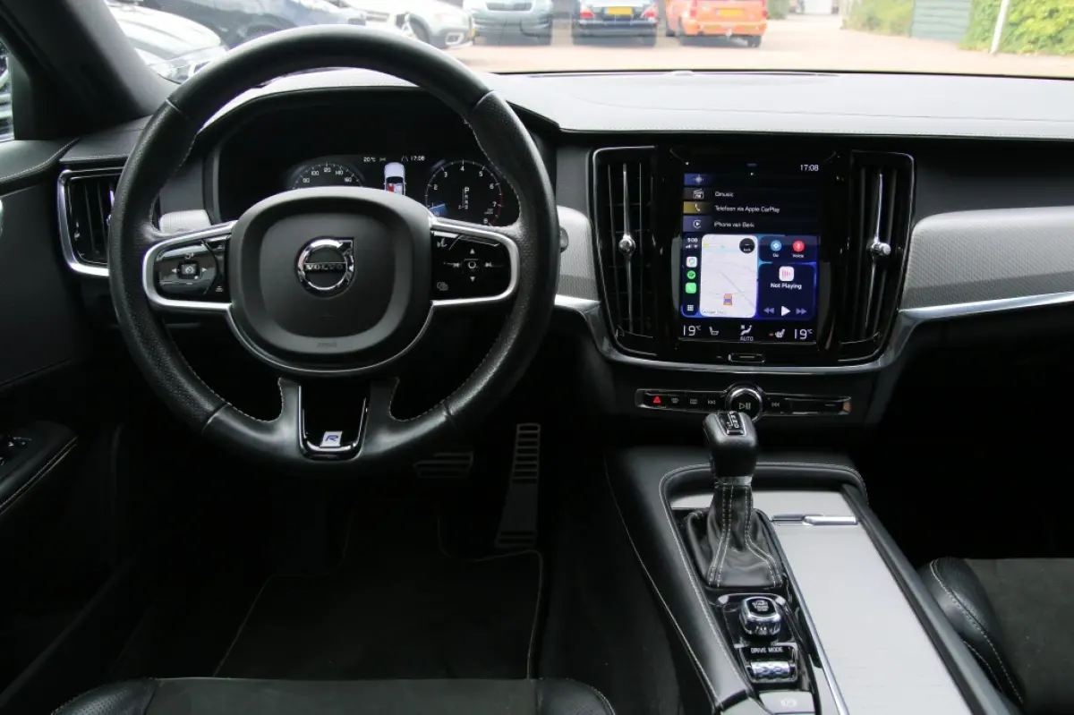 2.0 T4 R Design | Pano | Trekhaak | Apple carplay | Pilot assist |
