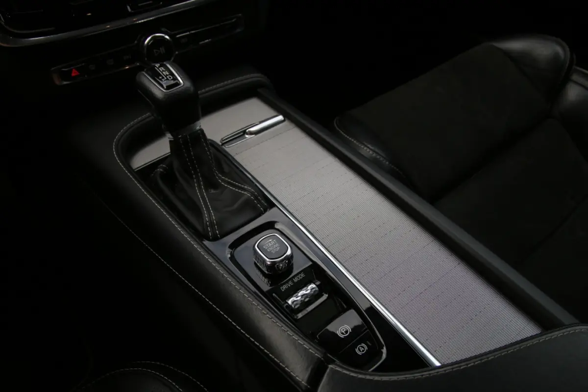 2.0 T4 R Design | Pano | Trekhaak | Apple carplay | Pilot assist |