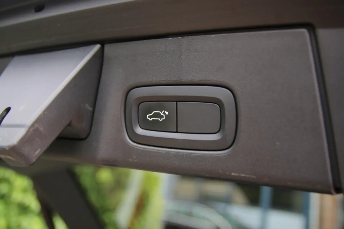 2.0 T4 R Design | Pano | Trekhaak | Apple carplay | Pilot assist |