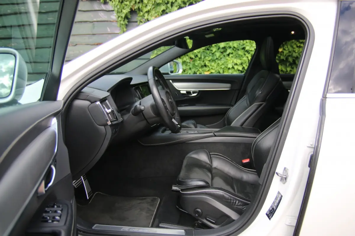 2.0 T4 R Design | Pano | Trekhaak | Apple carplay | Pilot assist |