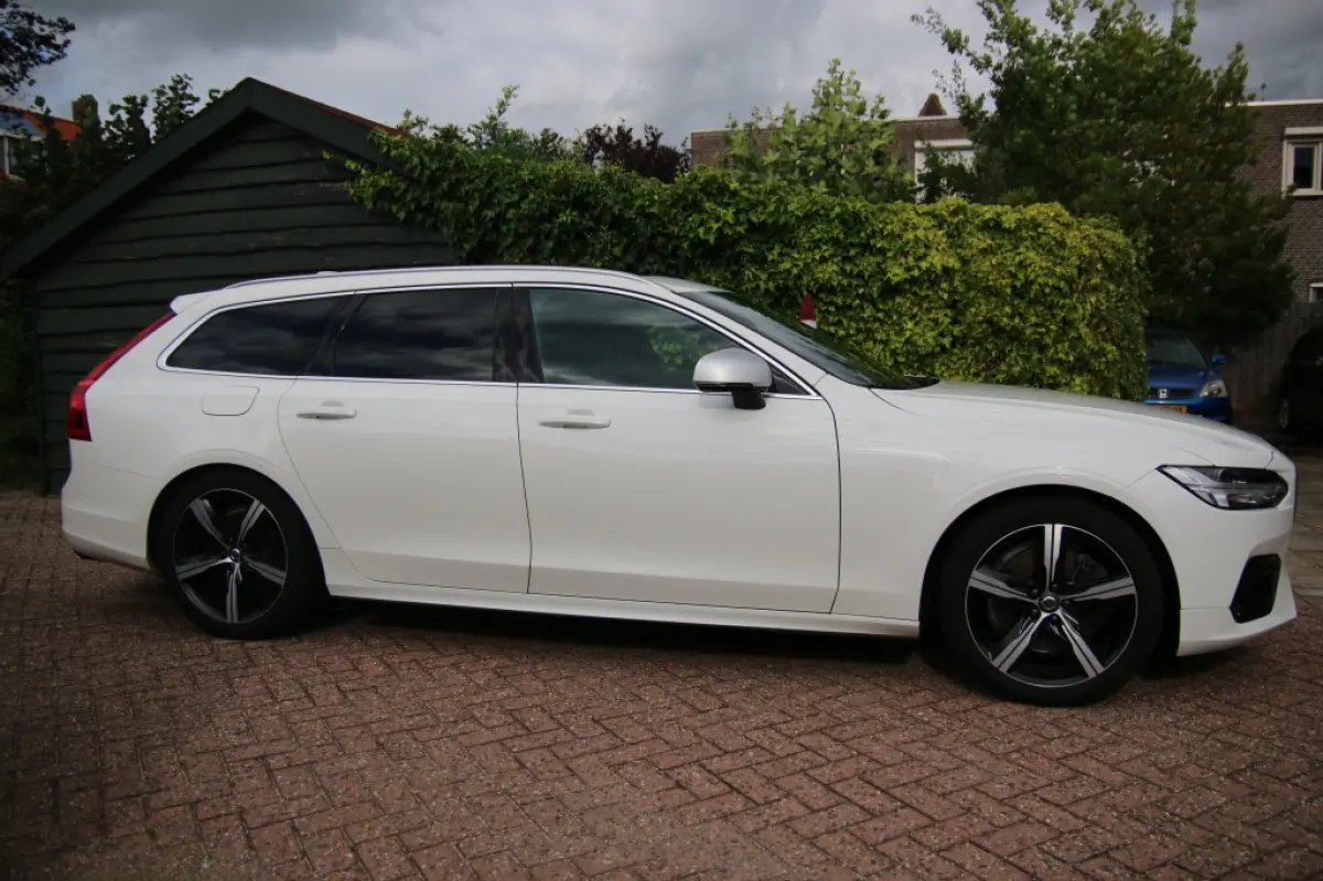 2.0 T4 R Design | Pano | Trekhaak | Apple carplay | Pilot assist |