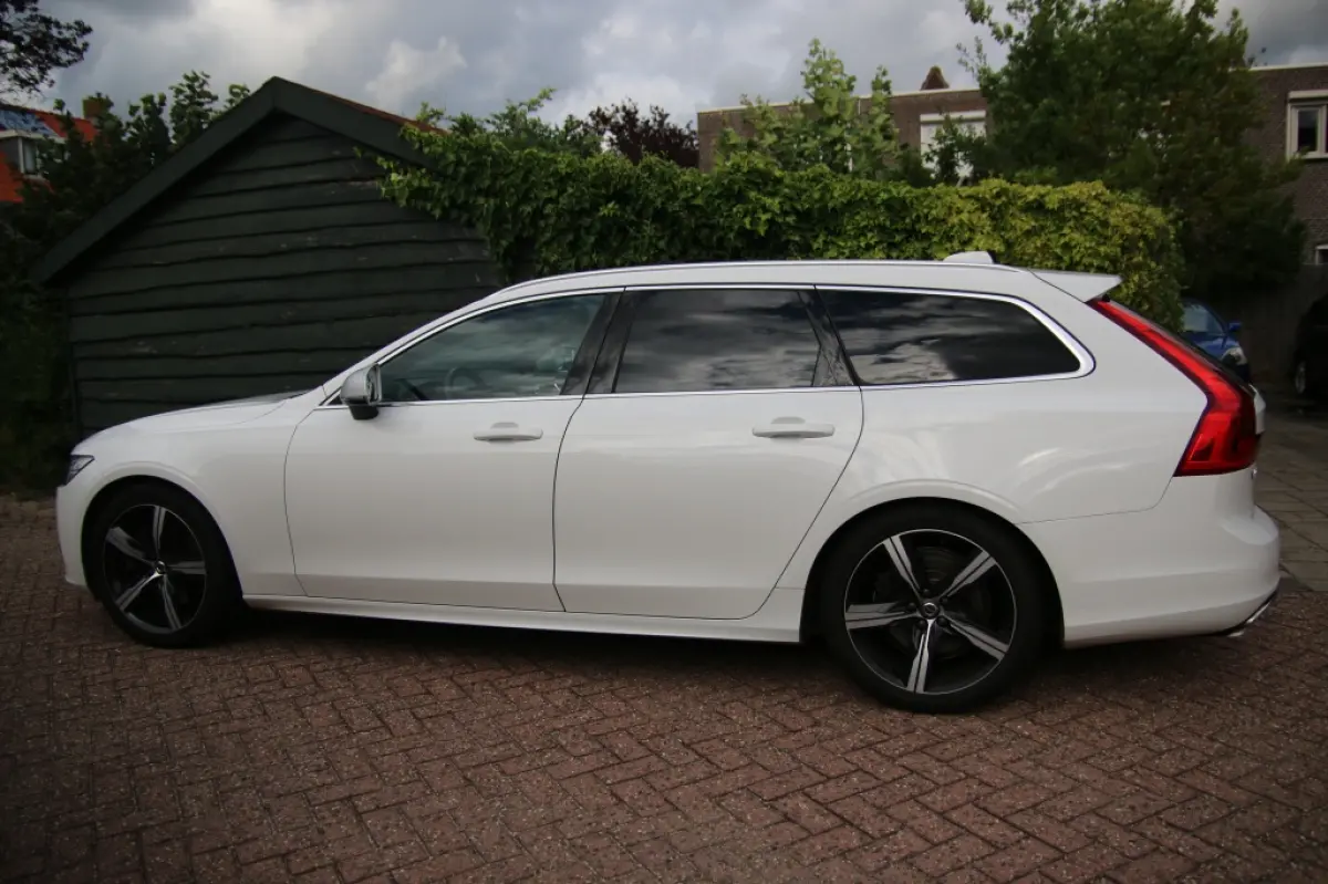 2.0 T4 R Design | Pano | Trekhaak | Apple carplay | Pilot assist |