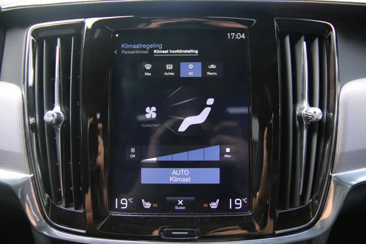2.0 T4 R Design | Pano | Trekhaak | Apple carplay | Pilot assist |